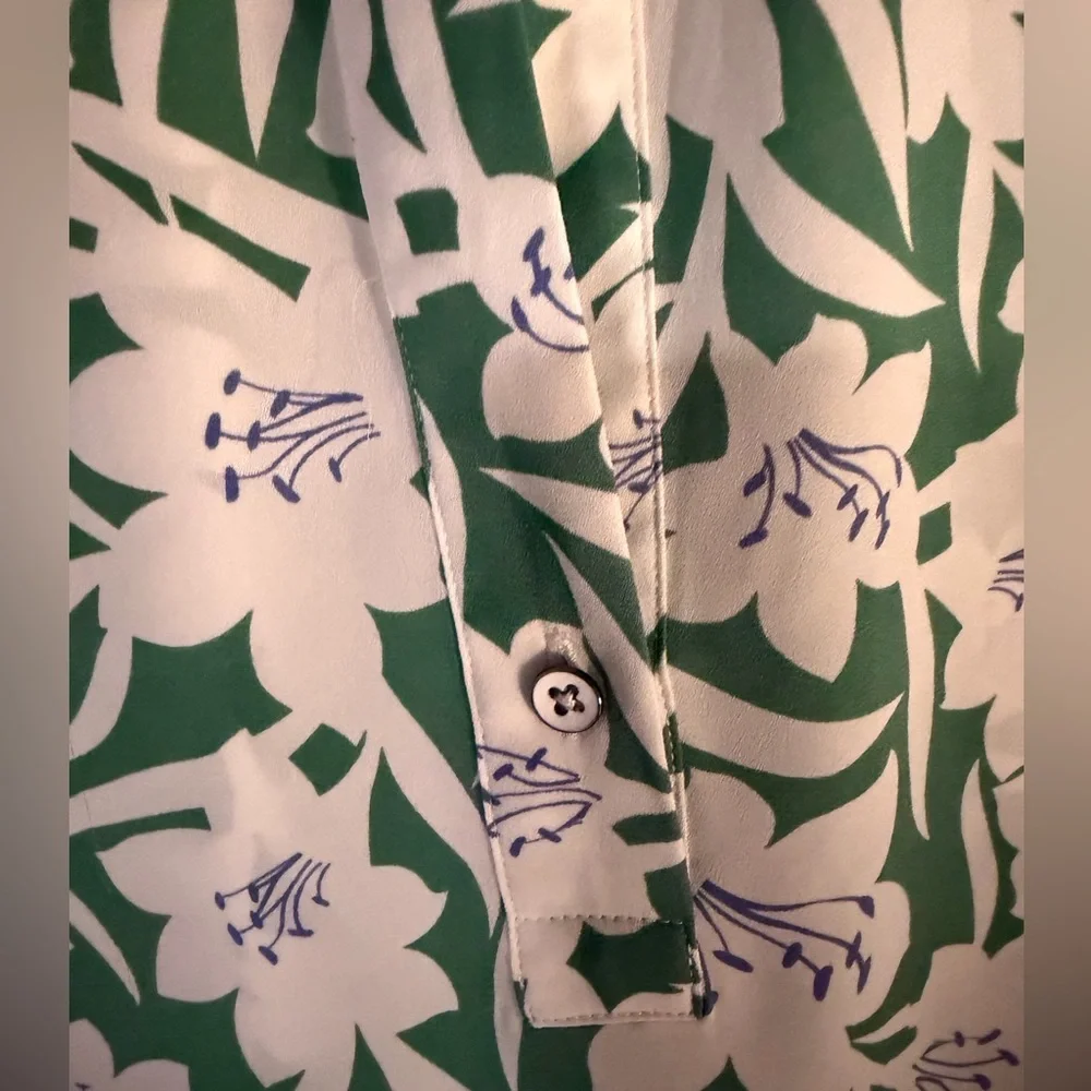 Cabi Floral Green & White Sleeveless Blouse, touch of Blue. Placket & collar. M. - Picture 5 of 7